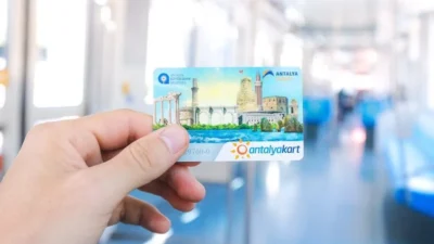 Antalya’da toplu ulaşım ücretlerine yeni zam yapıldı. Yapılan düzenlemeyle birlikte
