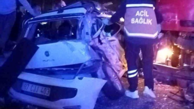 Antalya–Isparta karayolunda kamyon ile otomobilin kafa kafaya çarpıştığı feci kazada