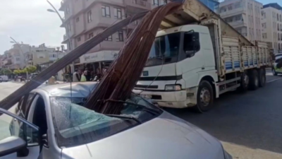 Antalya’da bir kamyonun ani fren yapması sonucu kasasındaki inşaat demirleri